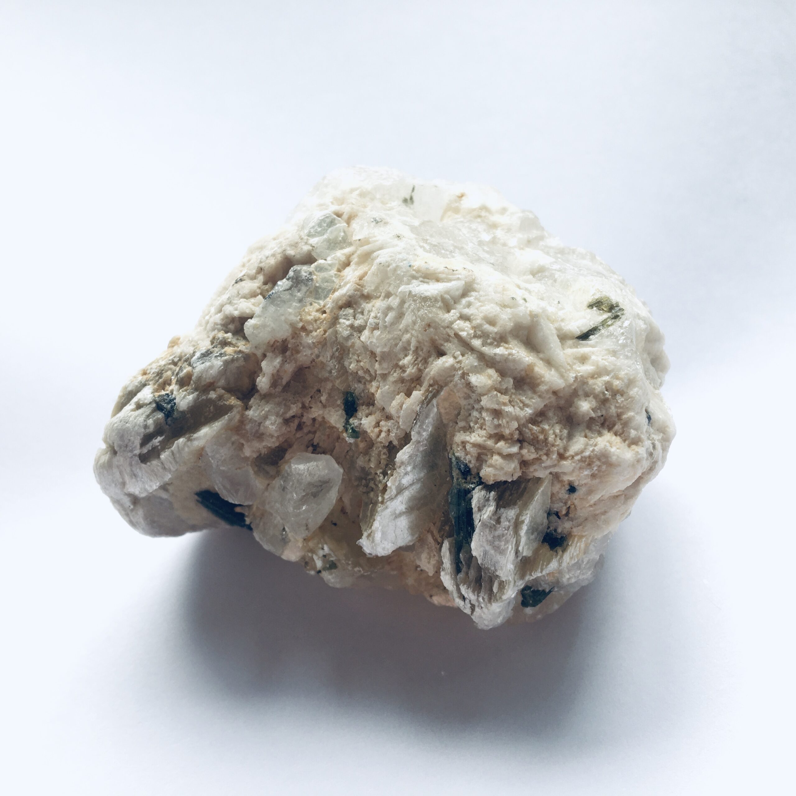 Murtud roheline turmaliin kvartsis (2054)