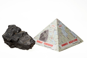 Šungiit püramiid-karbis